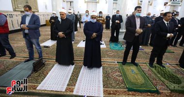 وزير الأوقاف يؤم المصلين لصلاة الغائب على ضحايا حادثى سوهاج وجسر السويس.. صور