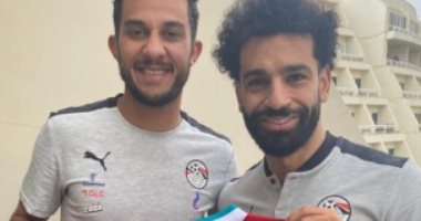 أحمد أيمن منصور ينشر صورة له مع محمد صلاح أثناء إهدائه تيشرته فى ليفربول