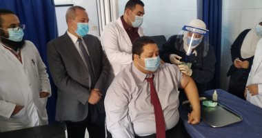 وكيل صحة الدقهلية يشهد تلقى الأطقم الطبية والمواطنين لقاح كورونا.. صور
