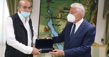 محافظ جنوب سيناء يستقبل المواطن الأردنى عاشق شرم الشيخ ويهديه مفتاح المدينة