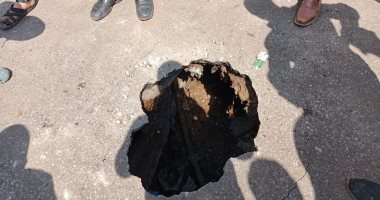 رئيس مدينة مطاى يتقفد هبوطا أرضيا بجوار أحد المداس فى المنيا