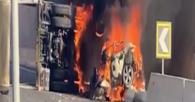 فيديو صادم لحادث سيارتين بسبب السرعة الجنونية عكس الاتجاه على طريق السخنة