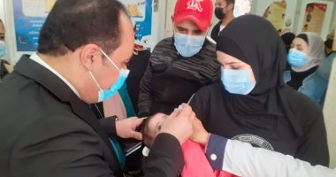وكيل صحة بورسعيد يُطعم طفلا مع انطلاق المرحلة الثانية للحملة ضد شلل الأطفال
