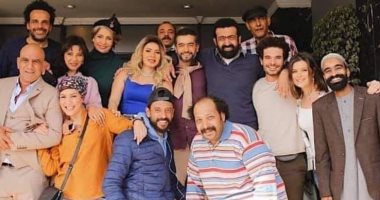 نجوم "بين السما والأرض" يجتمعون فى صورة جديدة من كواليس المسلسل