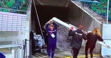 عدم قانونية المرمى يتسبب فى تأجيل انطلاق لقاء سويسرا وليتوانيا.. فيديو