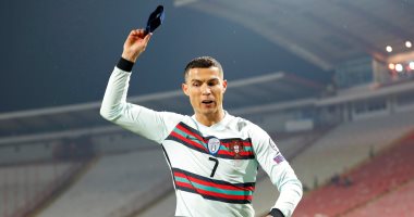 رونالدو يلقي شارة منتخب البرتغال بعد إلغاء هدفه ضد صربيا.. فيديو وصور