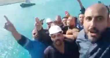 احتفالات وفرحة عمال الكراكات والقاطرات بتعويم السفينة الجانحة.. صور وفيديو