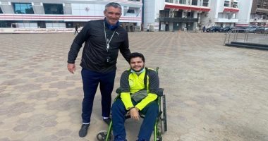 نجوم الخير.. الفرنسى كارتيرون يستقبل شخصا من ذوى الهمم فى مران الزمالك