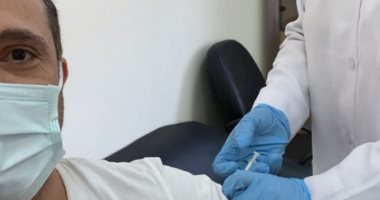 شريف مدكور ينشر صور من تلقيه لقاح فيروس كورونا.. ومتابعيه: "قدوة حسنة"