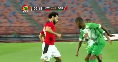 لقطة مهارية من محمد صلاح بعد مراوغة 4 لاعبين من جزر القمر.. فيديو