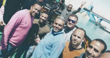 رجالة التعويم.. أول صور لطاقم القاطرة "بركة 1" بحارة وفنيين.. صور
