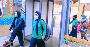 طلاب الصف الأول الثانوى يؤدون امتحان الإنجليزى والفلسفة والرياضيات