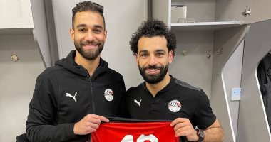 محمد صلاح يهدى قميصه لعمرو السولية بعد لقاء مصر وجزر القمر.. صورة