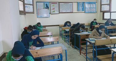 تباعد وكمامات.. طلاب الصف الأول الإعدادى يؤدون امتحان شهر مارس المجمع.. صور