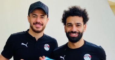 محمد صلاح يهدى الونش قميصه فى ليفربول بعد الفوز على جزر القمر