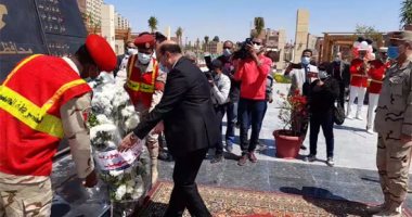 محافظ أسوان يضع أكاليل الزهور على النصب التذكارى فى يوم الشهيد .. فيديو لايف