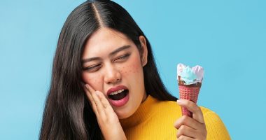 أبرزها السكريات.. أطعمة تزيد من الشعور بحساسية الأسنان