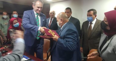 سفير بيلاروسيا يوقع بروتوكول تعاون مع الغرفة التجارية بالبحيرة.. صور