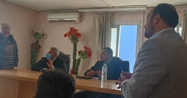 رئيس حى المقطم يلتقى باهالى الهضبة الوسطى لحل مشكل الأدوار المخالفة