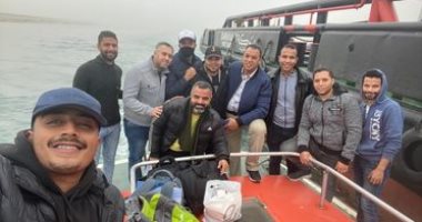 رجالة مصر.. طاقم القاطرة "بركة 1" يشاركون بصور بعد النجاح بتعويم السفينة الجانحة
