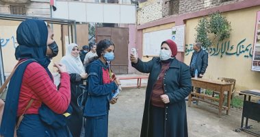 طلاب الصف الثانى الإعدادى يؤدون الامتحان المجمع وسط إجراءات احترازية.. صور