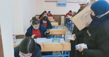 توزيع التغذية المدرسية على طلاب الثانى الإعدادى أثناء أداء الامتحان المجمع.. صور