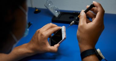 تعملها إزاى؟.. 5 طرق لإصلاح هاتف أيفون لا يشحن