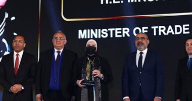 تكريم نيفين جامع وزيرة التجارة والصناعة خلال احتفالية bt100