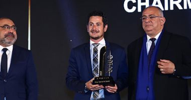 تكريم جمال السادات رئيس مجلس الأعمال المصري الإماراتي باحتفالية bt100