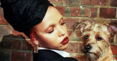 بغطاء الرأس وبدون حواجب..النجمة FKA twigs "خبرة"فى لفت الأنظار وخطف الأضواء