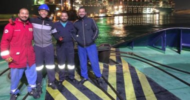 طاقم القاطرة "مساعد 2" يشارك صحافة المواطن بصور نجاح تعويم "إيفر جيفن"