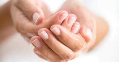 خطوات العناية بالأظافر المتشققة.. عالجى المشكلة من جذورها