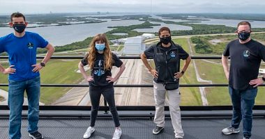 تعرف على أول طاقم من المدنيين على متن صاروخ "SpaceX"