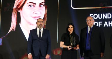 تكريم هبة السويدى رئيس مؤسسة أهل مصر للتنمية باحتفالية bt100