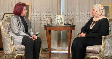 ابنة الشيخ الباقورى وزير أوقاف حكومة ثورة يوليو تكشف وصاياه لبناته وحكاياته مع أهل الفن والسياسة وتعرض صورا نادرة تنشر لأول مرة.. عزة الباقورى: أمرنا بالاحتشام وتقوى الله وكان يتشبه بالرسول فى كل أفعاله (فيديو)
