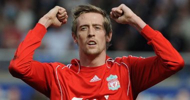 ليفربول يحي الذكري الـ 14 لهاتريك بيتر كراوتش في شباك أرسنال.. فيديو