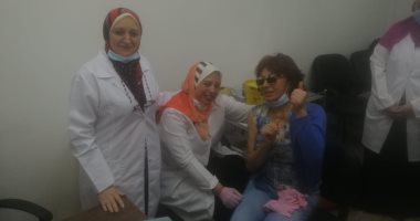 نبيلة عبيد تتلقى اللقاح المضاد لفيروس كورونا.. وتؤكد: مفيش آثار جانبية