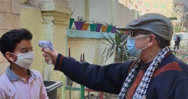 تطبيق الإجراءات الاحترازية لحظة دخول طلاب السادس الابتدائى لأداء الامتحان