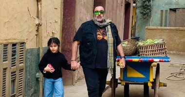  "طيبة" ابنة روبى مع والدها سامح عبد العزيز فى لوكيشن التصوير