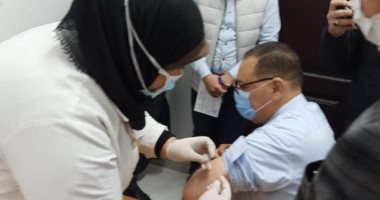 محافظ الشرقية يتلقى الجرعة الأولى من لقاح كورونا بمكتب صحة الزقازيق ثان.. صور
