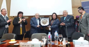 مصطفى الفقى يكرم أسرة ثروت عكاشة فى مكتبة الإسكندرية