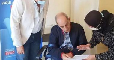 هشام سليم يتلقى الجرعة الأولى من لقاح فيروس كورونا بالغردقة