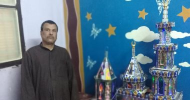 إيده تتلف فى حرير.. عم عاطف يحول الزجاج لتحف فنية.. 20 عاما في صناعة المجسمات من  الزجاج المكسور.. تعلم الصنعة من الممارسة والفانوس يستغرق 3 أيام لصناعته.. ويؤكد: الأعمال اليدوية تعيش طويلًا.. فيديو وصور