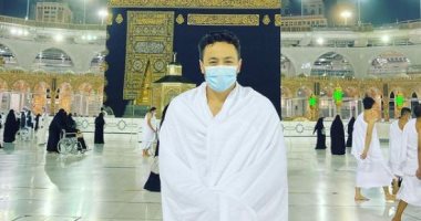 حمادة هلال بالكمامة يؤدى مناسك العمرة ويدعو لوالدته: "اللهم أرحم أمى"