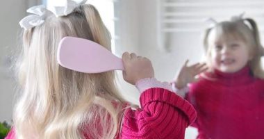 العناية بالشعر للأطفال فى المدرسة.. 5 نصائح هتساعدك أهمها استخدام فرشاة مناسبة