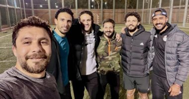 "اللمة الحلوة" أحمد حسن فى صورة تذكارية مع الجيل الذهبي للفراعنة.. ماذا ينقصها؟