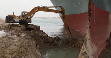 سائق الحفار الأشهر بقناة السويس يروى تفاصيل نجاح تعويم السفينة الجانحة.. صور