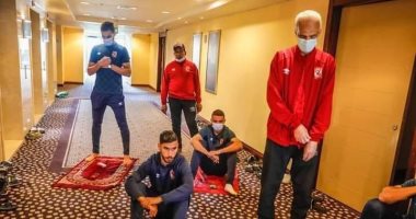 بعثة الأهلي تؤدي صلاة الجمعة في فندق الإقامة بالسودان