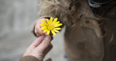 اعرف إنت لطيف مع الآخرين بنسبة كام حسب برجك.. الميزان 100% والعقرب 0