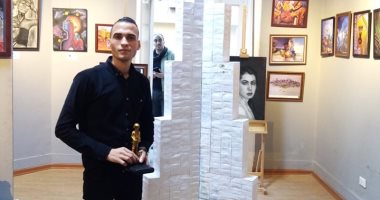 عمل مسلة فرعونية بـ 300 ورقة وبرج خليفة.. "أحمد" يصنع مجسمات من "الفلوسكاب"
